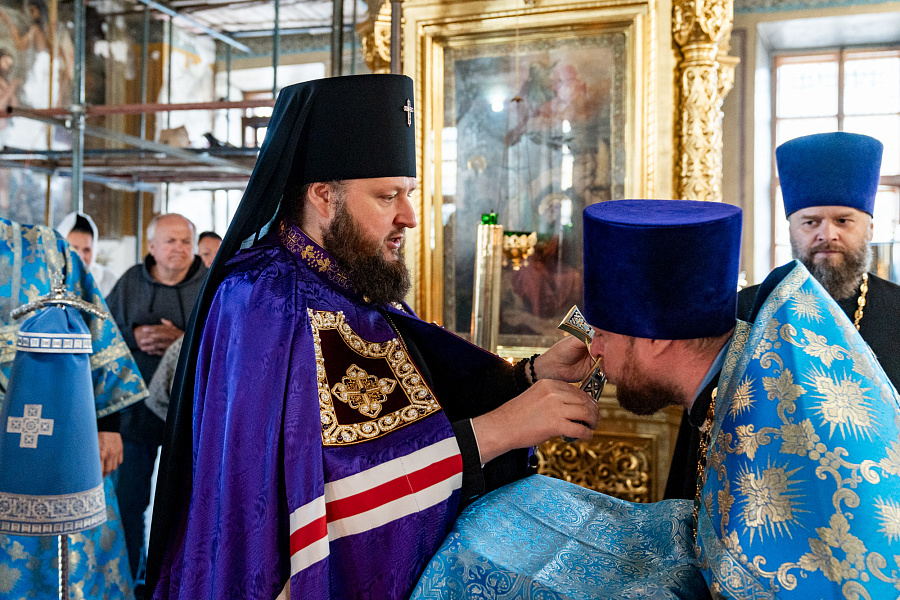Архиерейское богослужение в праздник Успения Пресвятой Богородицы в Троицком кафедральном соборе Подольска